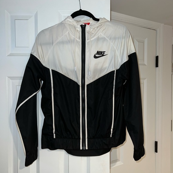 Women’s Nike Windbreaker - Picture 3 of 8